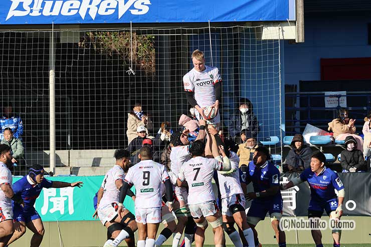 後半早々、トヨタNo8ライアルがラインアウトを捕球