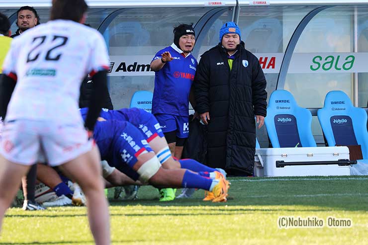 ベンチに下がったHO日野がリザーブの河田にアドバイス
