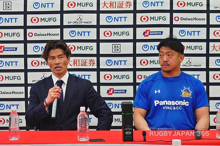 金沢篤HC（左）と坂手淳史キャプテン（右）