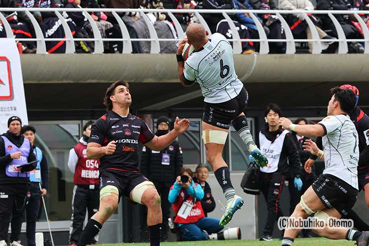 リーチがマテーラのプレッシャーを受けながらハイボールを確保