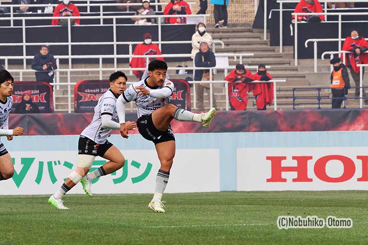 キックオフはモウンガが蹴った