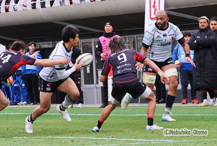 豊島からリーチへのパスをベンチに下がったレメキが見つめる