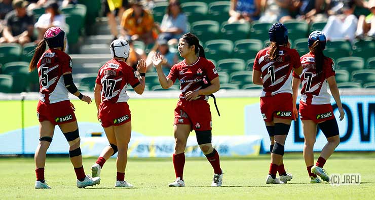 5戦を戦い抜き仲間同士を労うサクラセブンズ