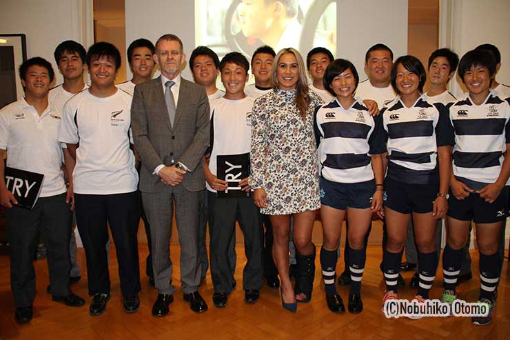 2014年報告会で。前列右端はサクラxvの小林花奈子(アルテミ・スターズ)