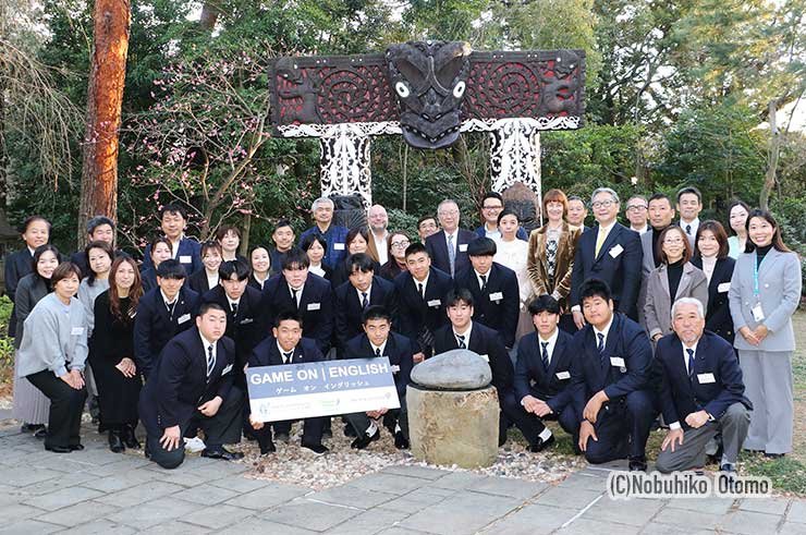 2025年報告会で。後列右から9人目がルーシー・ダンカン駐日臨時代理大使