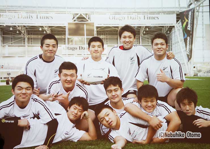 2014年の留学で、ダニーデンのフォーサイス・バー・スタジアムを訪問。後列右が国学院栃木2年の武井