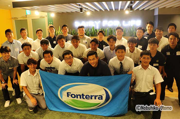 2019年の報告会には坂本侑翼(後列右端)、武井日向(同 5人目)らOBも参加。左から4人目が萩原武大