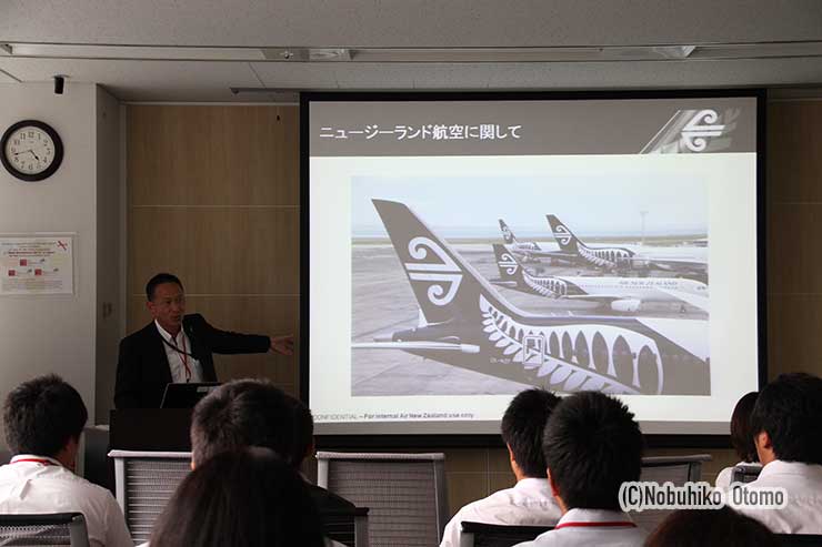2015年壮行会で。ニュージーランド航空から移動の機内の過ごし方についてのレクチャーも行われた
