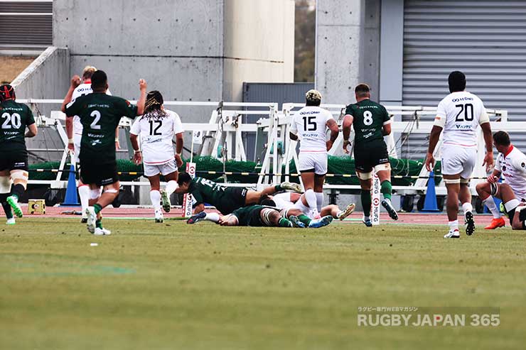 試合終了間際、小泉怜史のダメ押しトライ