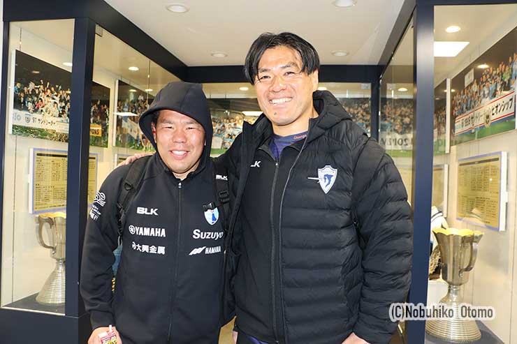 スピアーズのFWコーチについたヤマハOBの山村亮さん。懐かしいヤマスタへの帰還、直系後輩の伊藤平一郎とノーサイドのツーショット