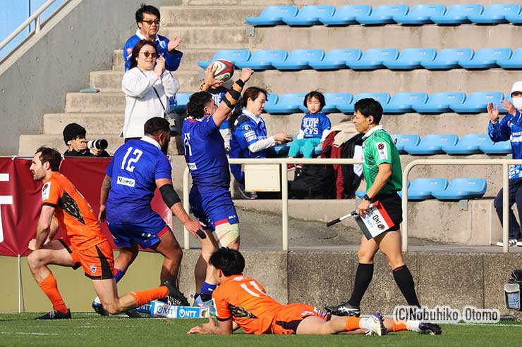 テファレはスタンドに向かいスロットル全開のパフォーマンス