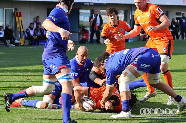 静岡DFの前にボタが落球