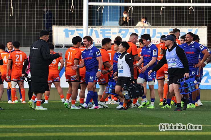 健闘を称えあう両xv