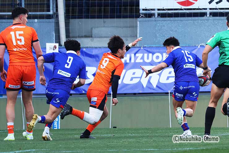 オフロードパスを⑮山口がつなぎ