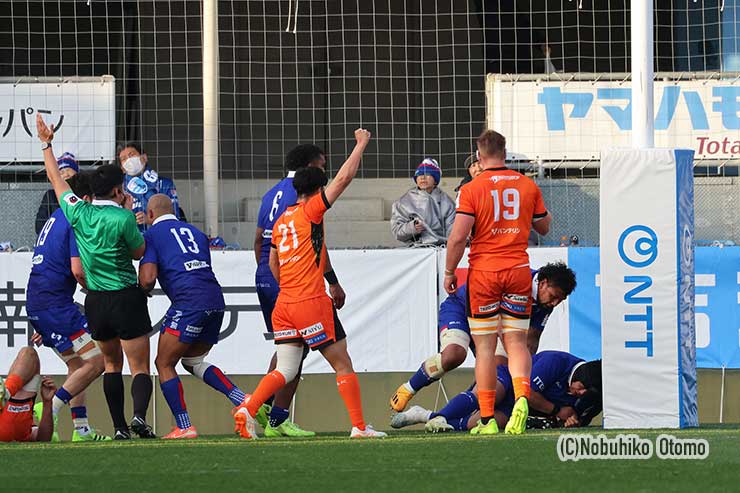 最後はPKからマキシがトライ