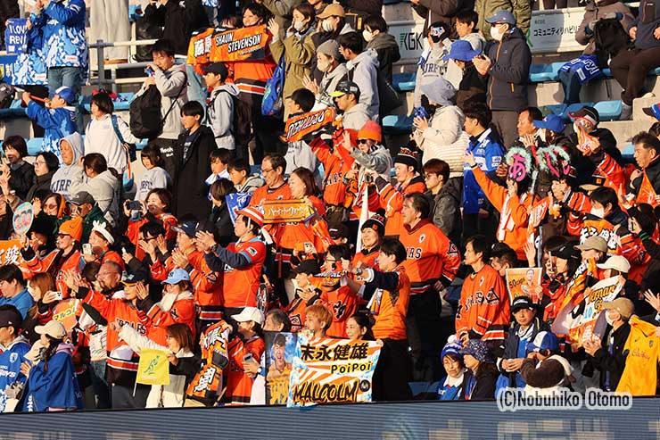 蒼く染まったスタンドの一角で声援を送ったオレンジアーミー