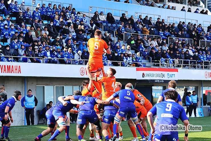 スピアーズはラインアウトで圧力をかけ続けた