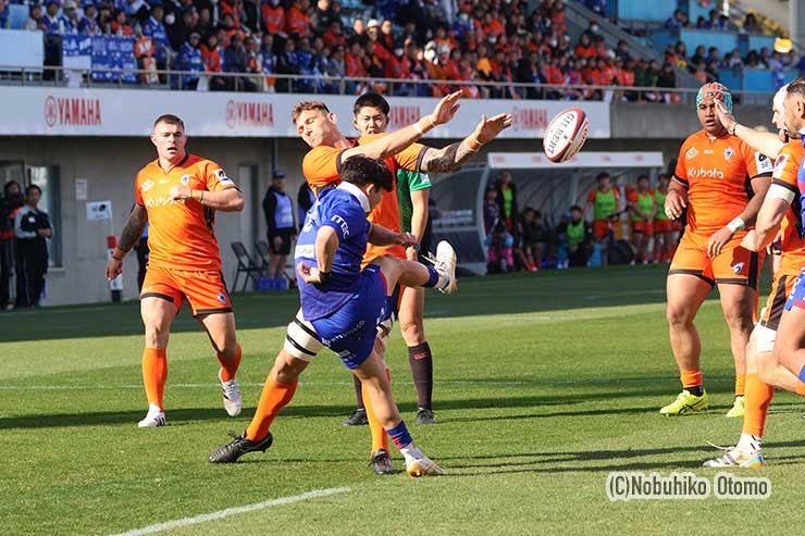 家村のキックにプレッシャーをかけるマークス