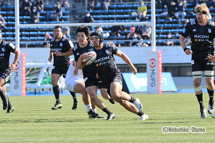 鮮やかなスワーブで快走、2トライをあげたラムズのメイン平