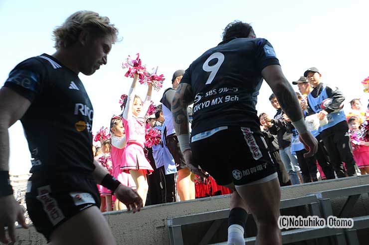 TJペレナラ主将を先頭に入場