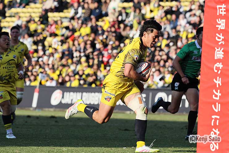 中野将伍がゴール中央にトライ