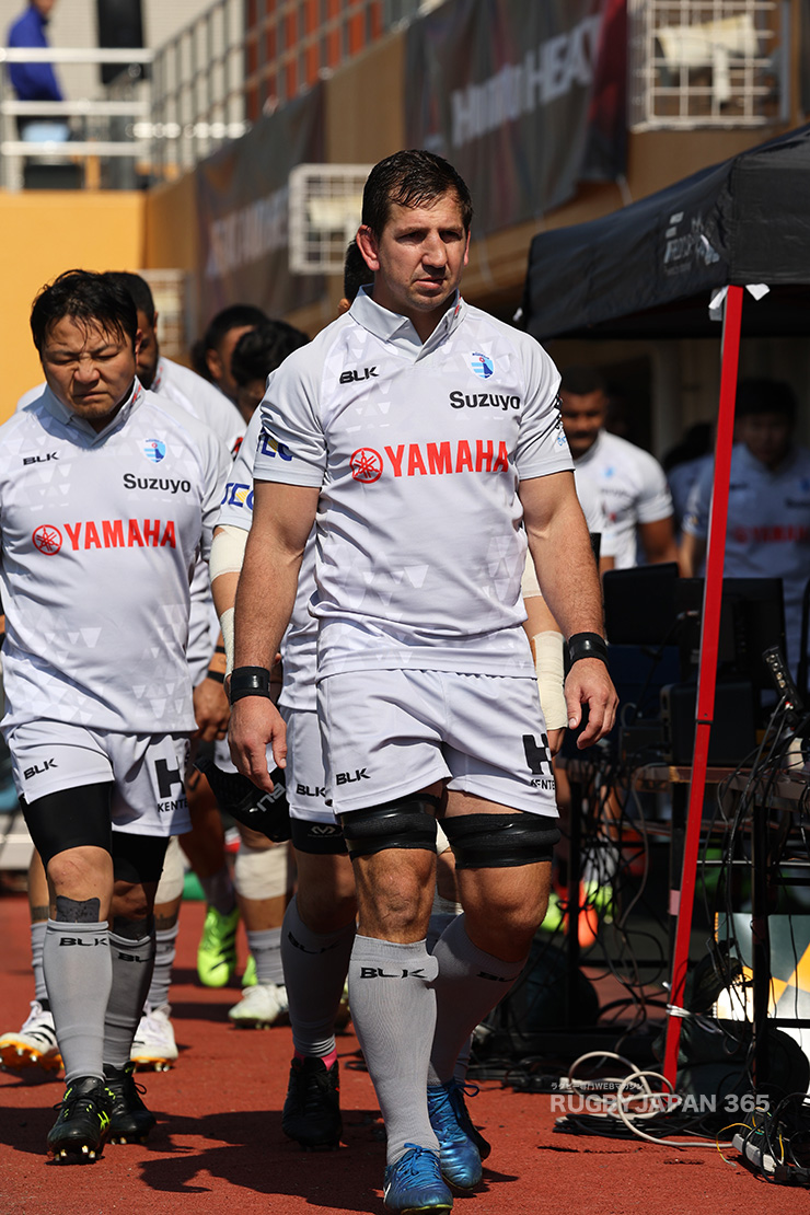 クワッガ・スミスキャプテンを先頭に入場するブルーレヴズ