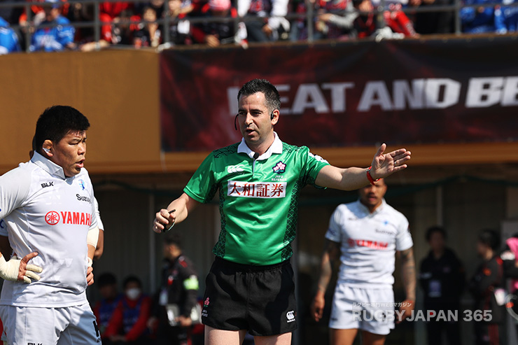 レフェリーを務めたルドヴィックカイヤ（仏）