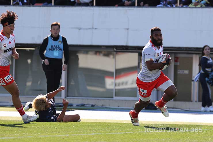 後半25分イノケ・ブルアが山中亮平のタックルを交わしてインゴールへ