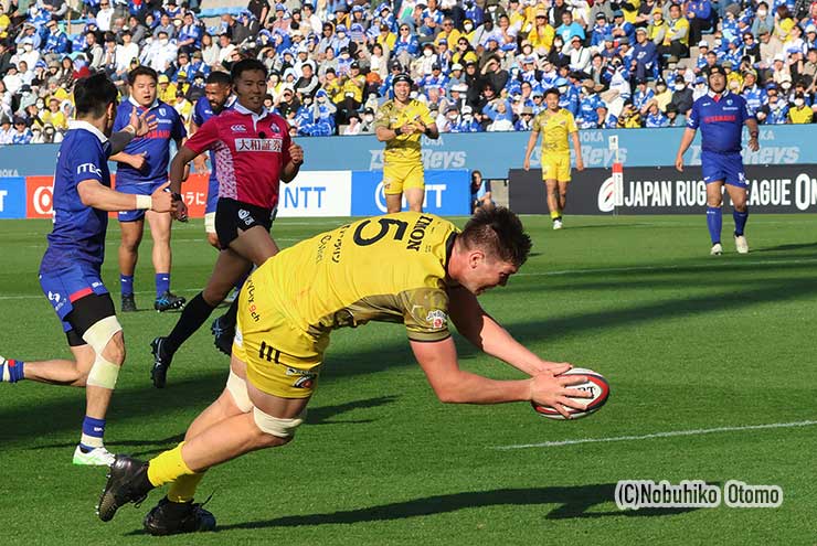 長い腕で相手パスをカットしてトライを決めるホッキングス