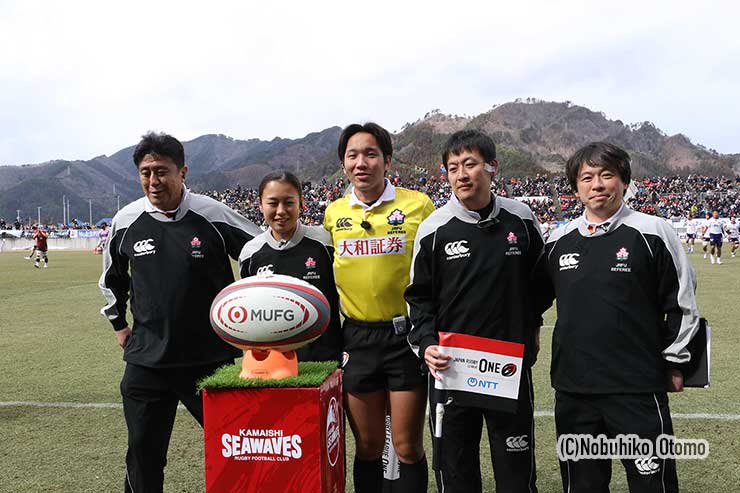 マッチオフィシャル・19歳の延原梨輝翔レフリーが試合をさばいた