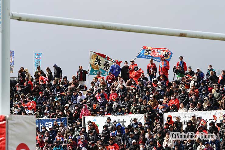 バックスタンドには釜石応援団の冨来旗が翻った