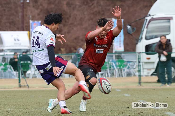 花園WTB木村のキックにチャージをかける釜石FL河野主将