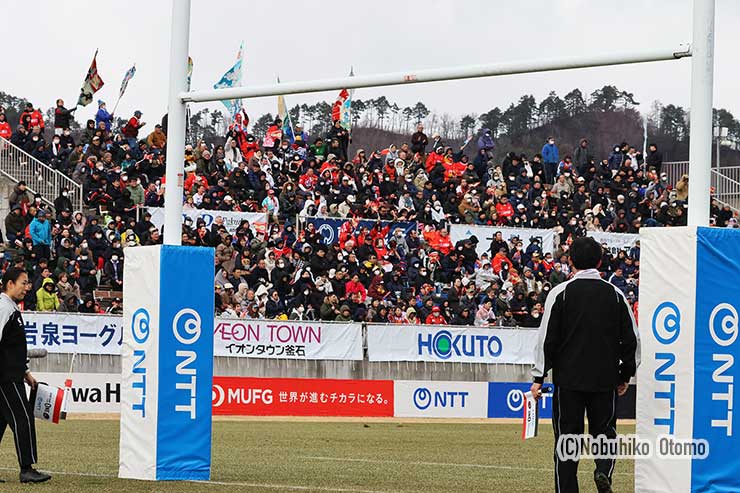 得点のたびにたくさんの冨来旗が翻った