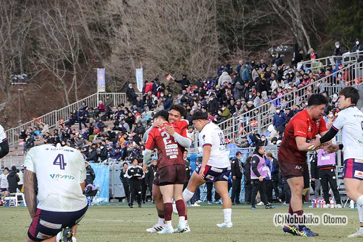 勝利に抱き合って喜ぶ釜石フィフティーン