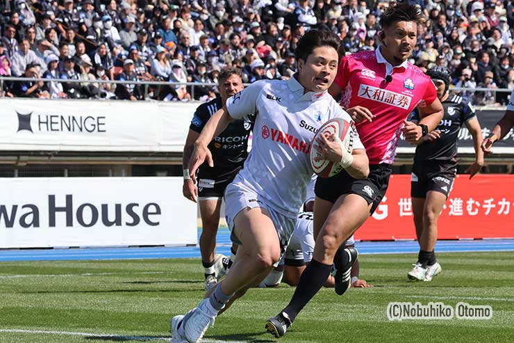 パスを受けたFB杉本がトライ