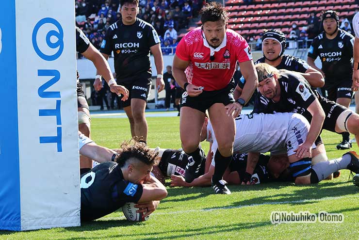 終了直前、ブラックラムズ・SHペレナラが劇的逆転トライ