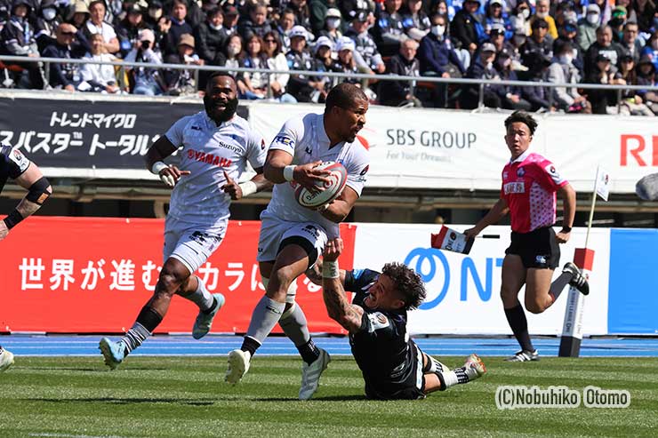 静岡マフーザがペレナラのタックルを受けオフロードパス