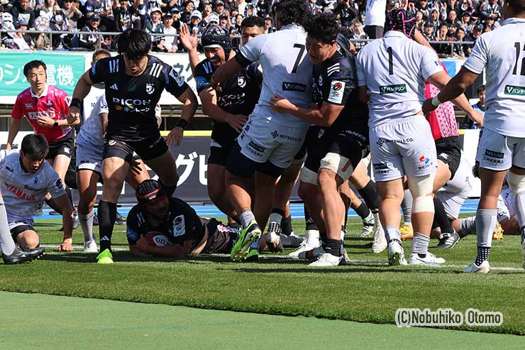 15分、ブラックラムズがモールを押しHO大西がトライ