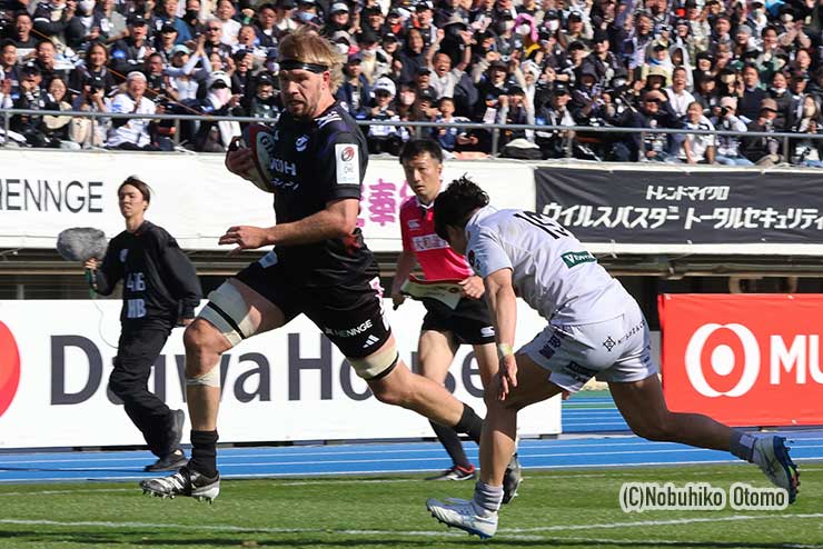 33分、ブラックラムズ・グッドヒューがトライ