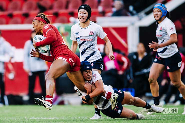 チャリティー・ウィリアムスにタックルする大内田葉月