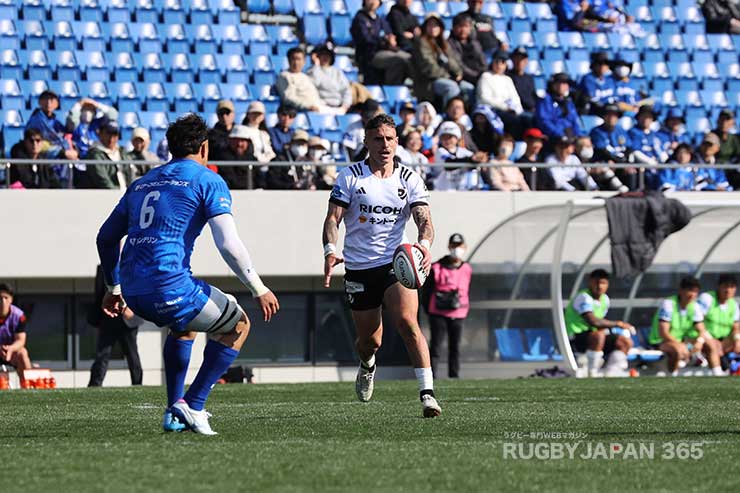 裏スペースへチップキックを蹴り込むTJペレナラ