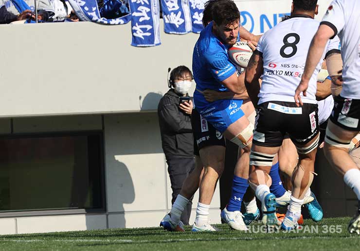 ジャック・コーネルセンがスピンさせながらトライ