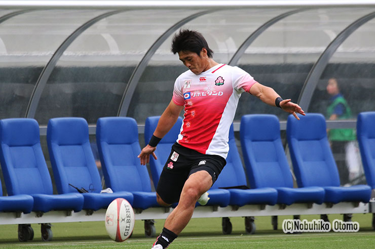 GAME終了後もキック練習に打ち込む坂井克行
