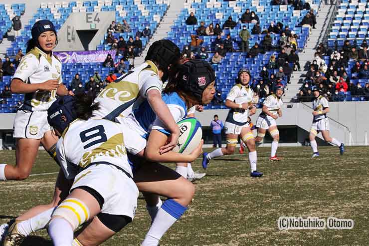 ダブルタックルを受けても前に出るアルテミスターズWTB久保光里