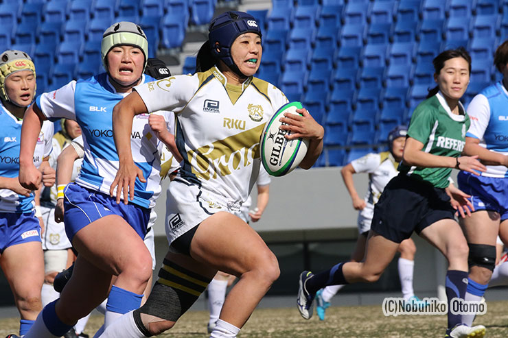 前半15分、自陣10m線付近まで攻め込まれたグレースがターンオーバー。HO小林ちひろ、LO一戸愛美がつないだボールを持ったのが今季15人制初参戦のサクラセブンズ鈴木彩夏。猛加速で豪快に右サイドを突破