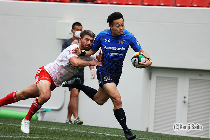 WTB福岡がルルーのタックルを交わす