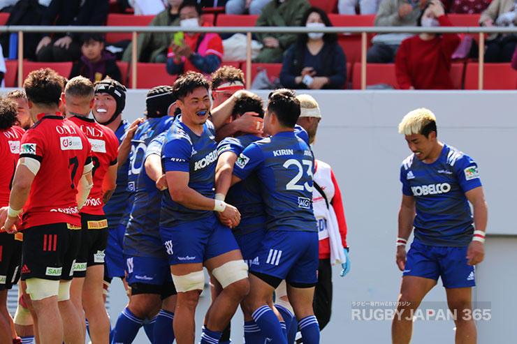 松岡を囲み喜ぶ神鋼メンバー。