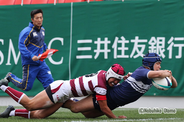 22分、桐蔭学園はCTB13秋濱副将が鋭いステップでディフェンスを突破しトライ