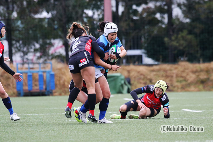 日体大FL細川恭子は3連続タックルでボールを奪い、そこからボールキャリーするなどワークレートの高さをアピールした
