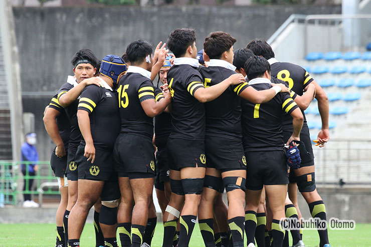 青学大の試合前のハドル。カチッとまとまって見えた